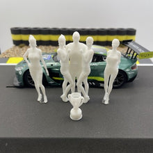 Carica l'immagine nel visualizzatore di Gallery, Figure di modellismo 1/32 dipinte a mano 1 pilota con 4 ragazze di griglia bianco-blu per piste da corsa