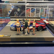 Load image into Gallery viewer, Vitrine mit 3 Gridgirls und 1 Rennfahrer blau weiss 1:24