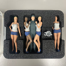 Load image into Gallery viewer, Model making figures 1/32 hand painted 1 driver with 3 grid girls and cup for race tracks