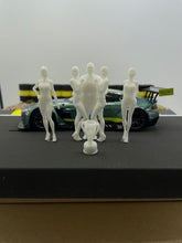 Carica l'immagine nel visualizzatore di Gallery, Figure di modellismo 1/32 dipinte a mano 1 pilota con 4 ragazze di griglia bianco-blu per piste da corsa