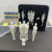 Carica l'immagine nel visualizzatore di Gallery, Figure di modellismo 1/32 dipinte a mano 1 pilota con 4 ragazze di griglia bianco-blu per piste da corsa