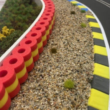 Load image into Gallery viewer, Reifenstapel mit Boxenmauer und Vegetation 