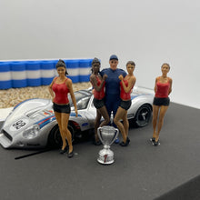 Carica l'immagine nel visualizzatore di Gallery, Figure di modellismo 1/32 dipinte a mano 1 pilota con 4 ragazze di griglia bianco-blu per piste da corsa