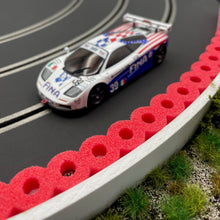 Load image into Gallery viewer, Reifen Stapel Modellbau vor Boxen Mauer