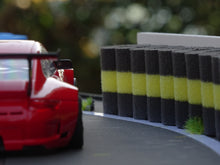 Charger l'image dans la galerie, NSR Porsche 997 neben Modellbau Reifenstapel schwarz gelb - Alternative zu carrera 21130 carrera digital