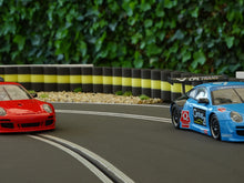 Charger l'image dans la galerie, NSR Porsche vor Kiesbett und Modellbau Reifenstapel XL schwarz gelb - Alternative zu carrera 21130 carrera digital