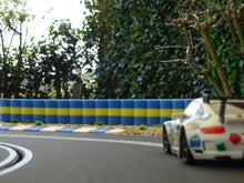 Charger l'image dans la galerie, Reifenstapel Modellbau blau gelb 99 cm und Curbs blau weiss - Alternative zu carrera 21130 carrera digital