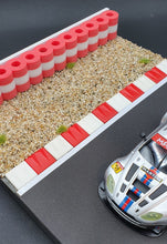 Charger l'image dans la galerie, Reifenstapel Modellbau RotWeissDiaramaKiesbett