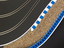 Carica l'immagine nel visualizzatore di Gallery, Diorama mit Curbs Kiesbett und Modellbau Reifenstapel blau weiss und Boxenmauer Alternative zu carrera 21130 digital