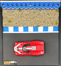 Carica l'immagine nel visualizzatore di Gallery, Modellbau Reifenstapel Naturschotter und Curbs auf Diarama von RAS Rennbahnzubehör