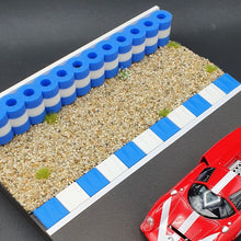Carica l'immagine nel visualizzatore di Gallery, Modellbau Diarama mit Reifenstapel und Curbs blau weiss von RAS Rennbahnzubehör