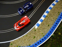 Carica l'immagine nel visualizzatore di Gallery, Diorama Modellbau Curbs und Reifenstapel blau weiss mit Thunderslot Lolas