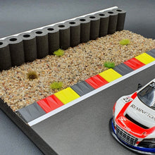 Carica l'immagine nel visualizzatore di Gallery, Modellbau Reifenstapel schwarz auf Diorama mit Curbs