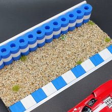 Charger l'image dans la galerie, Reifenstapel weiss blau auf Diorama mit Curbs