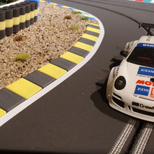 Load image into Gallery viewer, Modellbau Curbs schwarz gelb mir Reifenstapel und Kiesbett