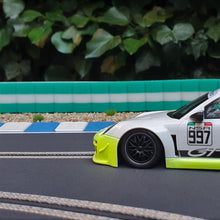 Load image into Gallery viewer, Diorama mit Reifenstapel grün-weiss und FlexCurbs blau-weiss