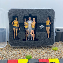 Carica l'immagine nel visualizzatore di Gallery, Verpackung Figuren Gridgirls gelb schwarz 1/32