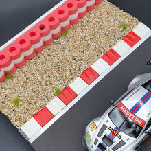 Carica l'immagine nel visualizzatore di Gallery, Modellbau Diorama Curbs und Reifenstapel mit Kiesbett