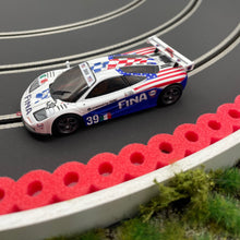 Load image into Gallery viewer, Boxenmauer mit Reifenstapel und Modellbau Randstreifen