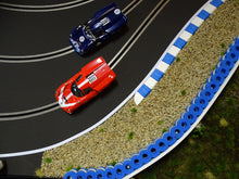 Charger l'image dans la galerie, Modellbau Reifen Stapel blau weiss auf Diorama mit Kiesbett