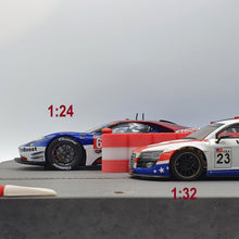 Carica l'immagine nel visualizzatore di Gallery, Reifenstapel mit 1/32 und 1/24 Fahrzeugen