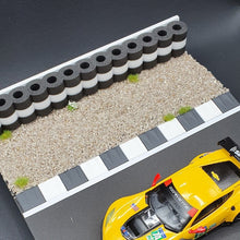 Carica l'immagine nel visualizzatore di Gallery, Reifenstapel schwarz-weiss mit  Kiesbett silber auf Diorama 