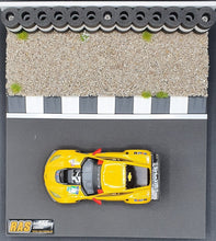 Carica l'immagine nel visualizzatore di Gallery, Diorama mit Kiesbett silber und Reifenstapel schwarz-weiss